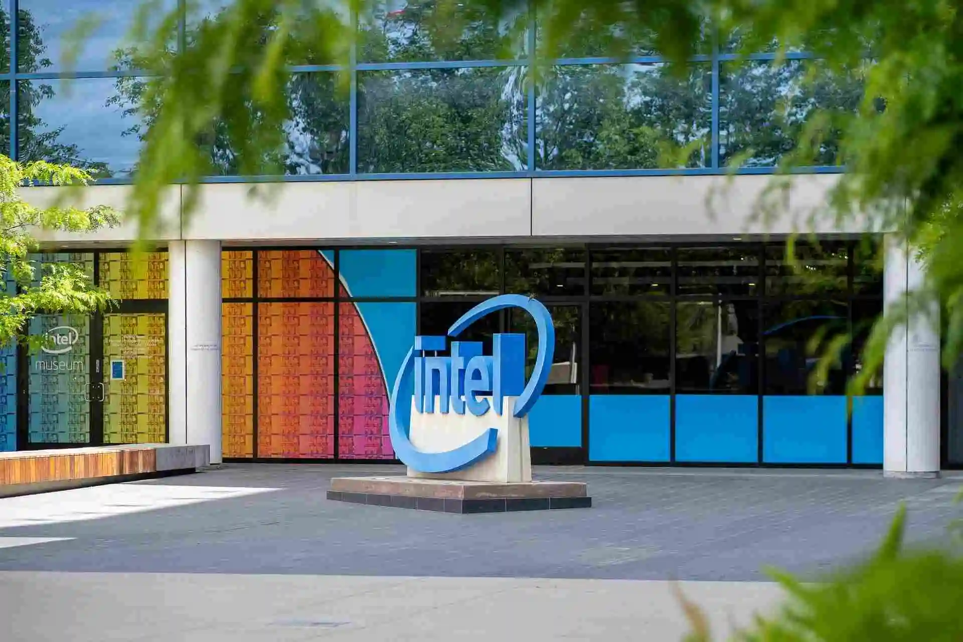 Intel Welcomes a New CEO to Lead the Chipmaker’s Turnaround Effort